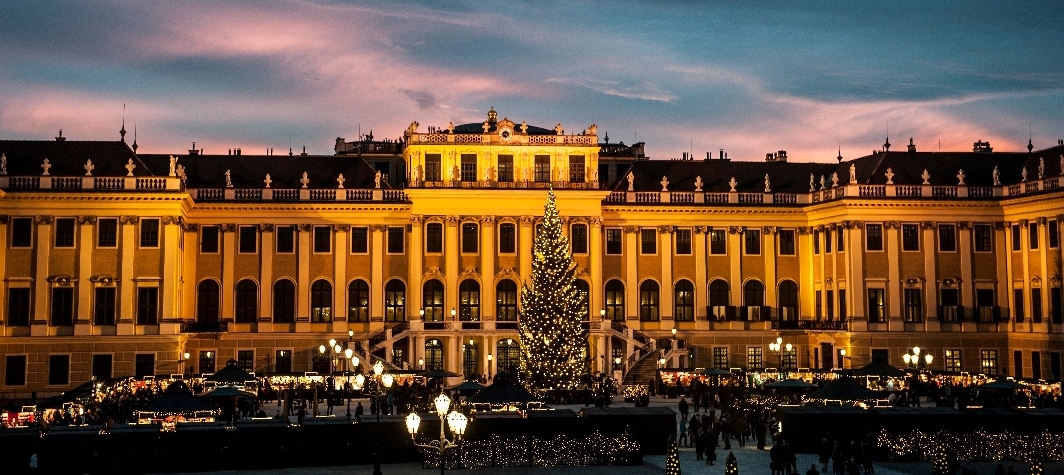 Abendstimmung mit Christbaum vor dem Schloss Schönbrunn © FOTOFALLY